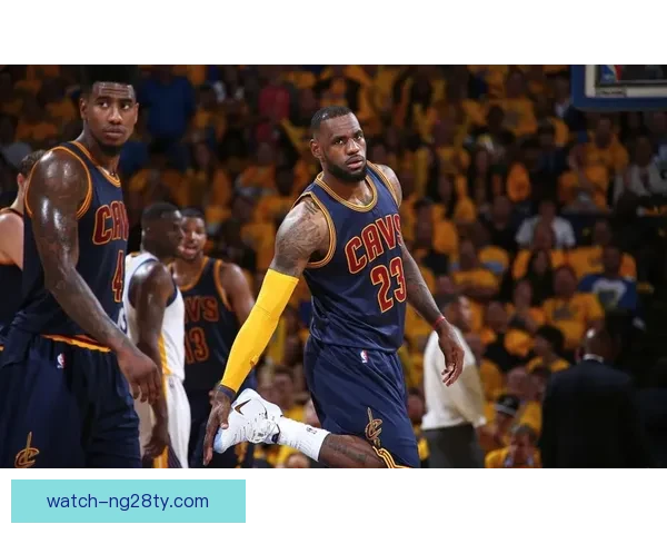 41岁詹姆斯单挑儿子扣碎篮板